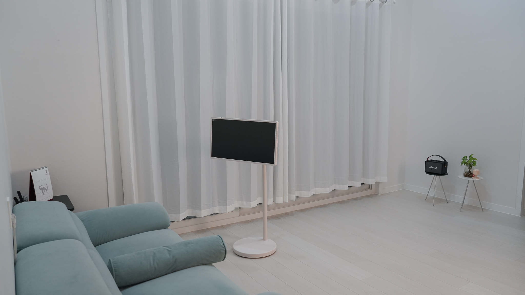 여유로와 거실 — 화이트 인테리어와 Marshall 스피커